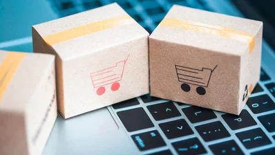 Drei kleine Kartons auf einer Tastatur Drei kleine Kartons auf einer Tastatur
