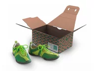 Tragetasche aus Wellpappe mit Schuhen davor Tragetasche aus Wellpappe mit Schuhen davor