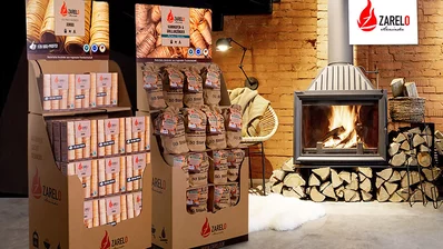 Displays für den Abverkauf mit Anzündhilfen von Zarelo vor einem Kamin