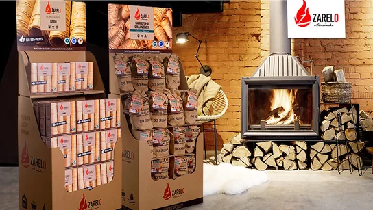 Displays für den Abverkauf mit Anzündhilfen von Zarelo vor einem Kamin
