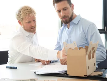 zwei Männer am arbeiten