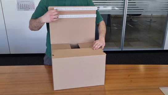 E-Commerce-Verpackungen mit Selbstklebestreifen E-Commerce-Verpackungen mit Selbstklebestreifen