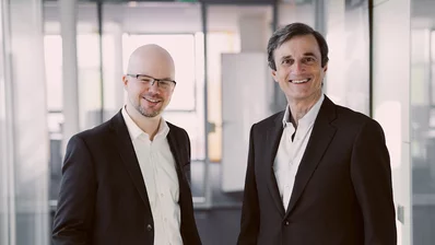 Florian Härer, Leiter des neuen AI Research Hubs der Klingele Group mit Dr. Jan Klingele, geschäftsführendem Gesellschafter. (Quelle: Klingele Paper & Packaging Group) Florian Härer, Leiter des neuen AI Research Hubs der Klingele Group mit Dr. Jan Klingele, geschäftsführendem Gesellschafter. (Quelle: Klingele Paper & Packaging Group)