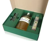 Geschenkverpackung für eine Flasche mit Glas und Pralinen Geschenkverpackung für eine Flasche mit Glas und Pralinen
