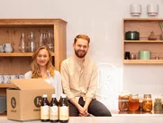 Personen mit Kombuchery Getränken Personen mit Kombuchery Getränken