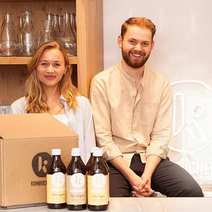 Personen mit Kombuchery Getränken Personen mit Kombuchery Getränken