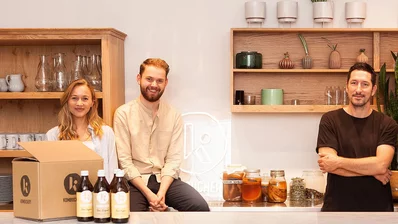 Personen mit Kombuchery Getränken Personen mit Kombuchery Getränken