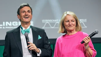 Geschwister Fiona und Dr. Jan Klingele sagen Danke – Rückblick auf die Firmenfeier der Firmengruppe (Quelle: Klingele Paper & Packaging Group) Geschwister Fiona und Dr. Jan Klingele sagen Danke – Rückblick auf die Firmenfeier der Firmengruppe (Quelle: Klingele Paper & Packaging Group)
