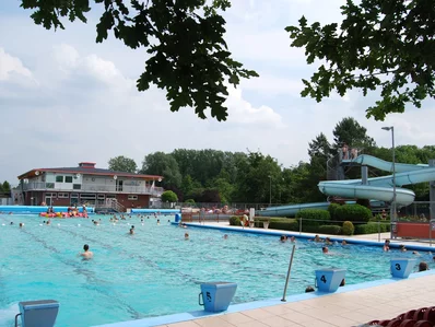 Das Wasser im Friesenbad in Weener wird auch 2025 mit der Fernwärme aus der Papierproduktion der Klingele Paper & Packaging Group erwärmt. (Bildquelle: Stadt Weener) Das Wasser im Friesenbad in Weener wird auch 2025 mit der Fernwärme aus der Papierproduktion der Klingele Paper & Packaging Group erwärmt. (Bildquelle: Stadt Weener)