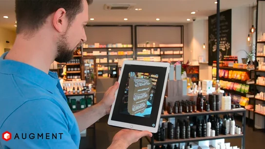 Ein Mann, die ein Tablet hält