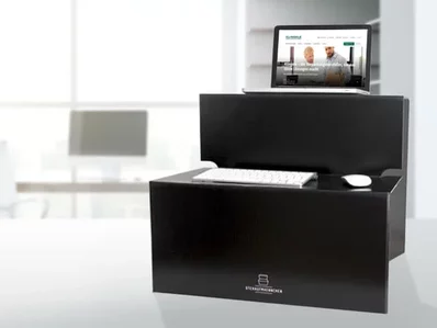 Eine schwarze Box mit einer Tastatur und einem Laptop darauf Eine schwarze Box mit einer Tastatur und einem Laptop darauf