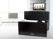 Eine schwarze Box mit einer Tastatur und einem Laptop darauf Eine schwarze Box mit einer Tastatur und einem Laptop darauf