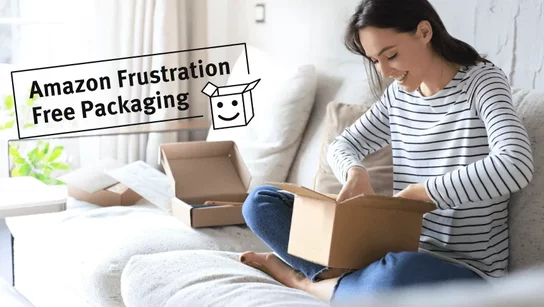 Frau die ein Amazon Packet auspackt