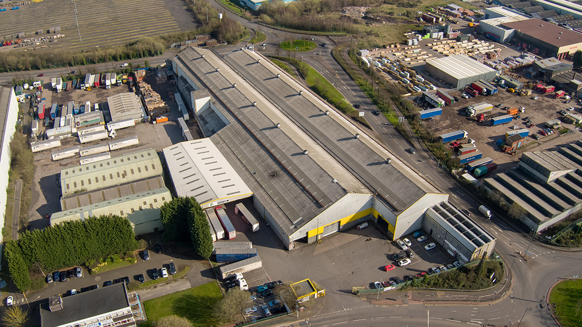 De golfkartonformaatfabriek in Wolverhampton in de regio West Midlandstwerk in Wolverhampton in der Region West Midlands